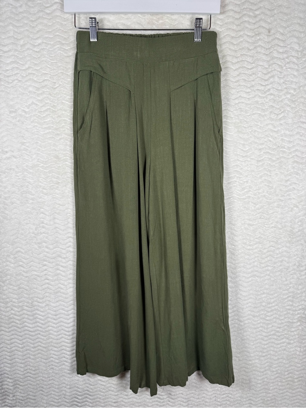 Women’s Olive Wide-Leg Travel Pants. So casual and classy 🤩🧡